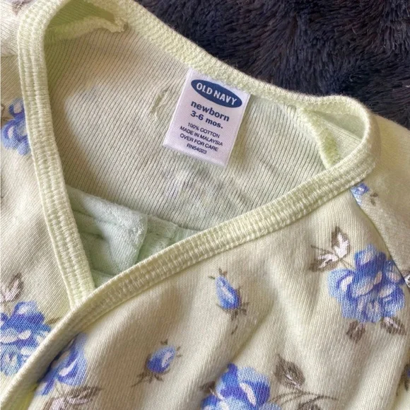 Bundle of 4 pcs cute baby girls clothing (Gap baby & Old Naby Baby) - Picture 11 of 12